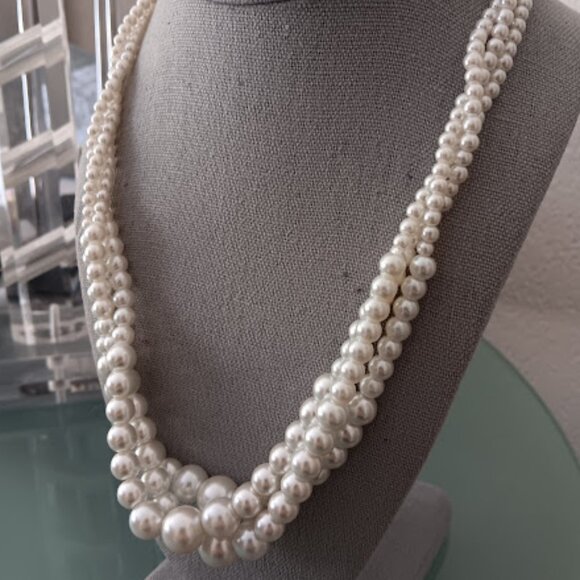 VERA WANG Romantic White Pearl Triple Strand Layered Collar Necklace - Picture 3 of 6